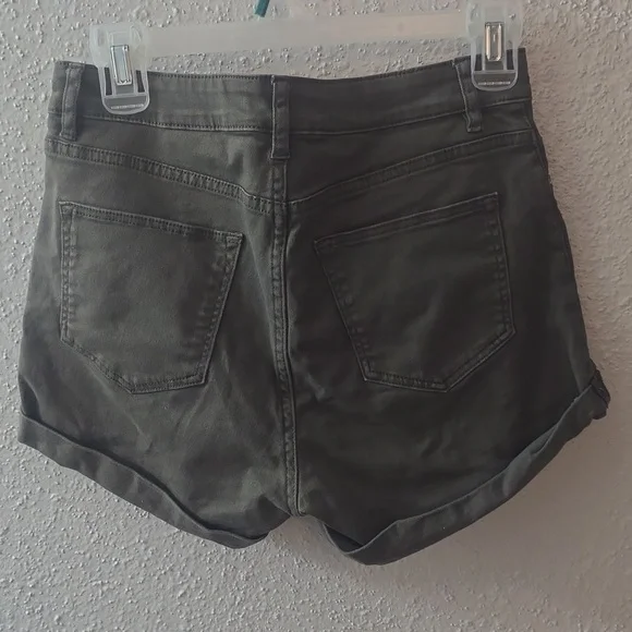 H&M GREEN JEAN SHORTS - Picture 3 of 3